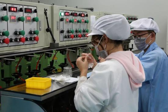高精度显微物镜光学元件加工(图片来源:中科院摄影联盟、苏州医工所)
