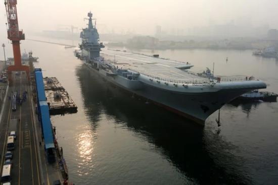 2018年5月13日,中国首艘国产航空母舰山东舰从辽宁大连出发