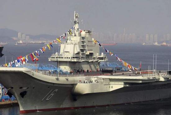 资料图片:中国海军“辽宁舰”港内资料图。(图片来源于网络)