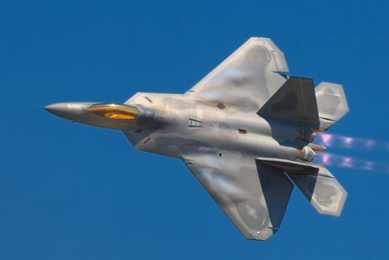 F22侧重跨声速作战,其俯仰力矩较小