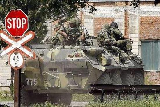 俄军步兵和装甲车快速突破
