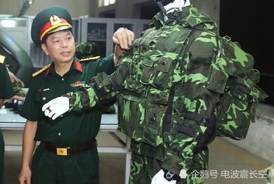 小包全是缝死在背心上