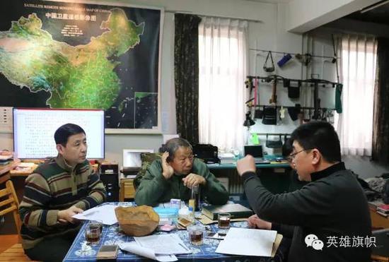 211高地反击作战一等功荣立者刘海洋(右)讲述战斗经历