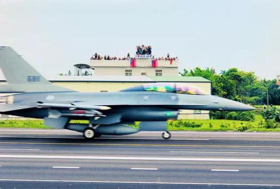 F-16V在高速公路上实现起降
