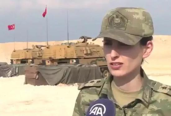 图片:土耳其女子炮兵指挥官接受采访。