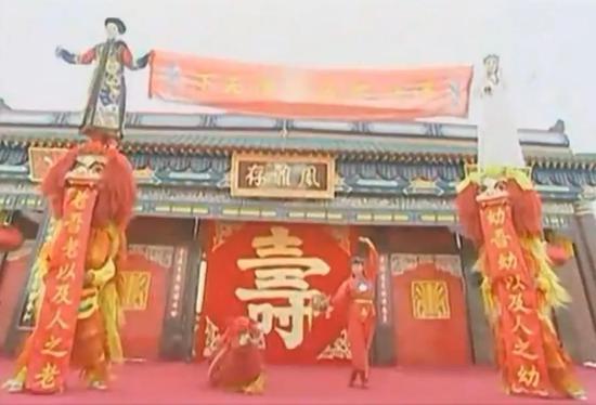 一说到自带条幅总让我想起《还珠格格》里的类似场面