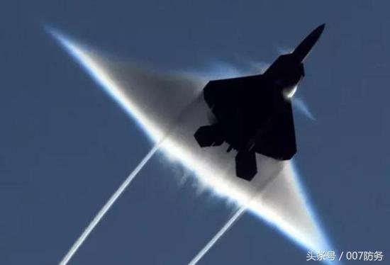 F22进入超音速激起音爆云
