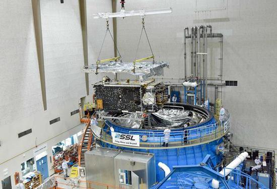 图为正在安装的“Telstar-19V”卫星,其尺寸和重量均是前所未有的大。