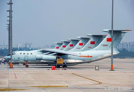 图为中国空军装备的伊尔76运输机