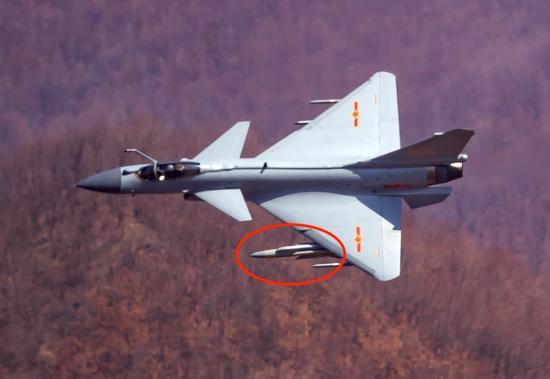 歼-10B挂载鹰击-91反辐射导弹进行对地面防空系统攻击训练。