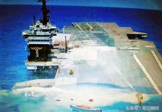 “美国”号航母正沉入水下