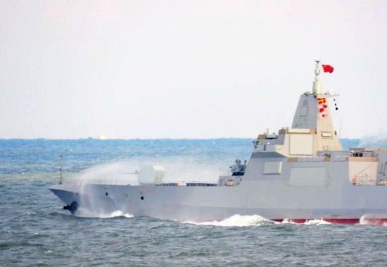 图片:未来055导弹驱逐舰可以安装进一步武器化后的高能激光武器。