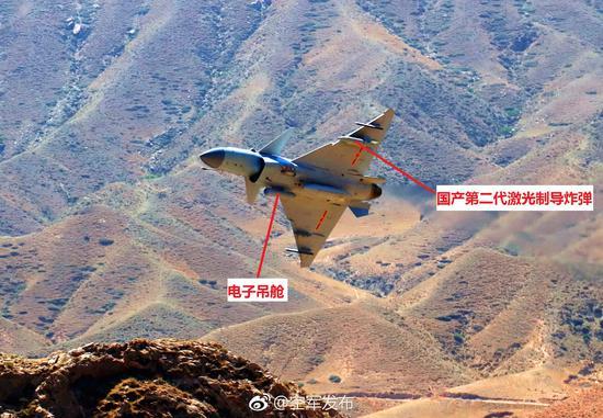 歼-10C战机进行对地攻击训练。