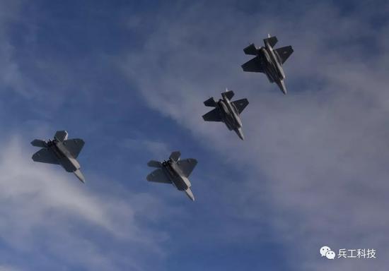 图注:F-22和F-35A战斗机四机编队,这两款四代机将是歼-20未来最重要的对手