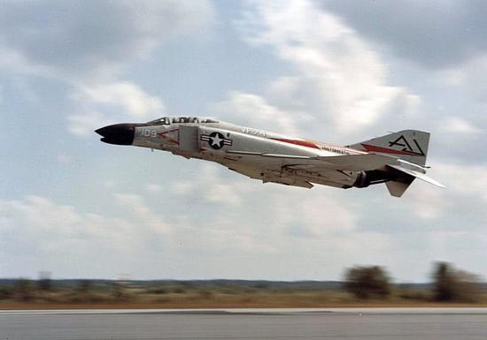 F-4战斗机在早期曾取消机炮