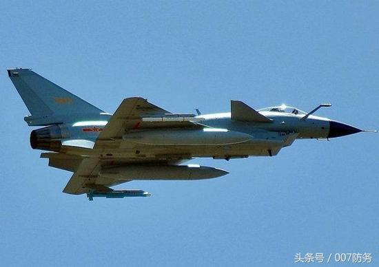 歼10A携带霹雳-10和空战记录吊舱