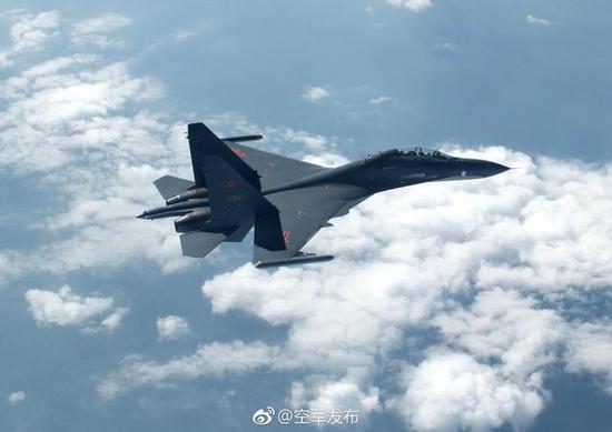 苏-30MKK战机由于航程优势,一直是空军远洋训练的主力护航战机。