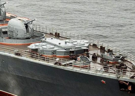 图为“无畏”级舰艏的3K95“匕首”(SA-N-9)垂直发射防空导弹。
