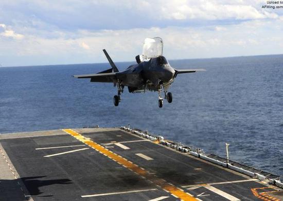 图为正在进行着舰测试的F-35B战机