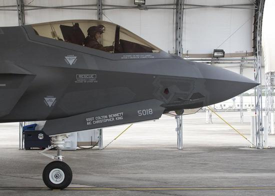 F-35机头侧面特写,EOTS看起来很脆弱,几乎肯定要被砸坏