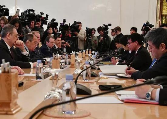 ▲2019年1月14日,日本外相河野太郎与俄罗斯外长拉夫罗夫举行会谈。