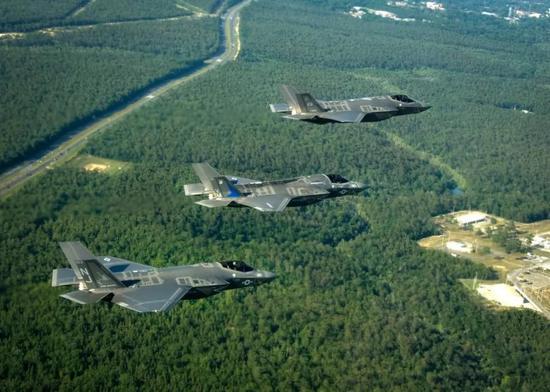 随着F-35的生产逐渐走上正轨其造价已经降到了一亿美元左右事实上已经相当“便宜”(图源:Wikipedia)