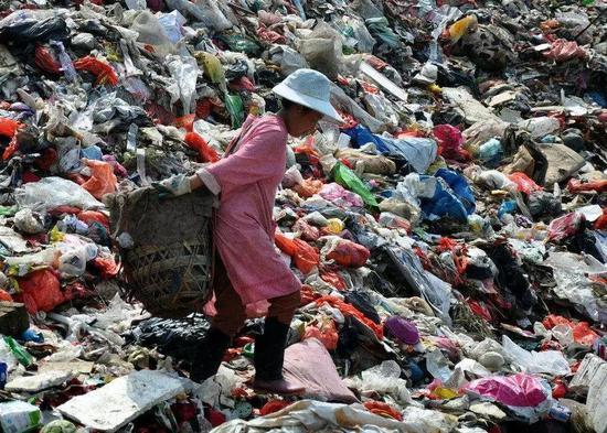 中国目前的垃圾处理,仍大量依靠人工分拣
