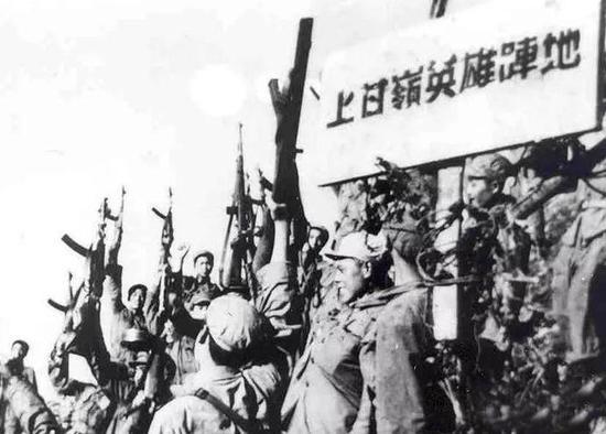战士们激动地欢呼上甘岭战役的胜利