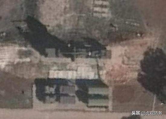 △克里米亚上部署的“天空”-M雷达系统(上)和91N6大型战场探测和管理雷达