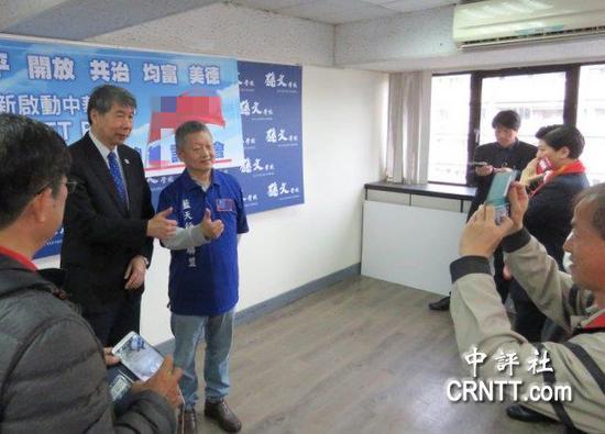 张亚中记者会后与支持者合影 图源:中评社