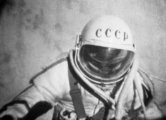 图片:列昂诺夫在这次任务中实现了人类首次太空行走