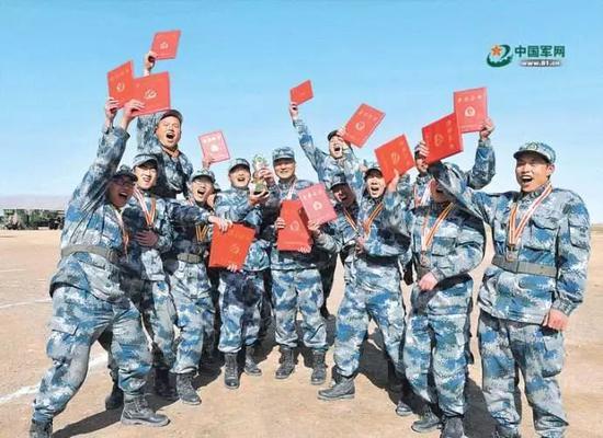 在“蓝盾-17S”中夺得“蓝盾尖兵”的参赛红旗-9部队官兵