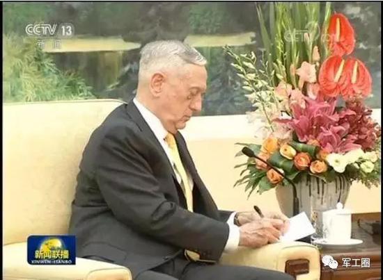 美国国防部长马蒂斯在会见中做笔记(央视截图)
