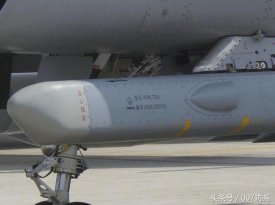 歼-10B携带K/RKL700A对抗吊舱