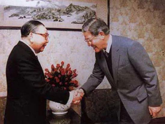 蒋经国(左)与李登辉(右)