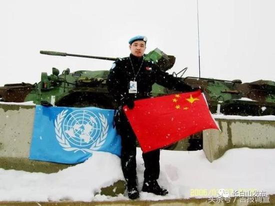 吴强在维和基地经常自豪地展示五星红旗