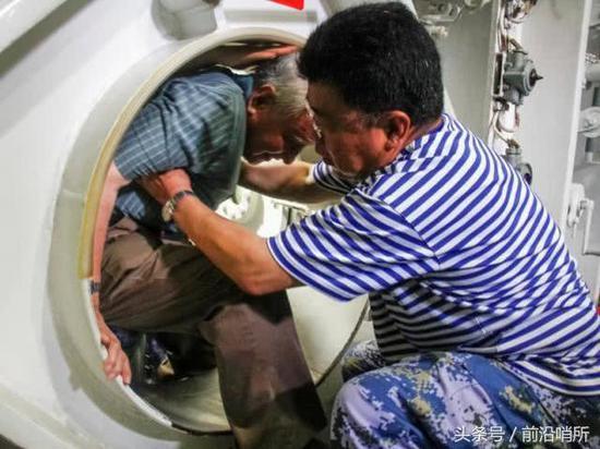 94岁高寿黄旭华穿过401核潜艇内水密门