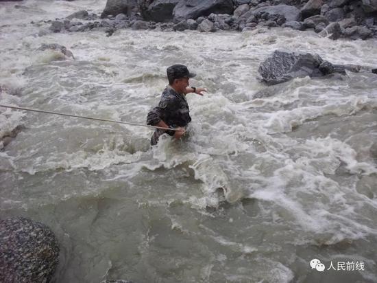 若是河水暴涨,他们就要滑着溜索过河。万般艰难,依然乐观。