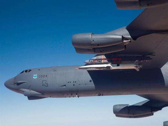 B-52H挂载X-51高超音速试验机