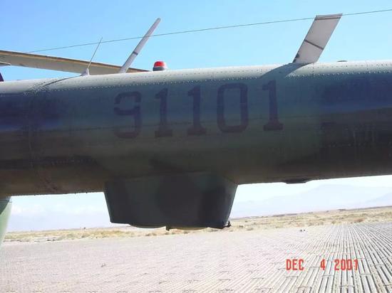 图片:中情局特工在直升机尾梁上喷涂“91101”机号。