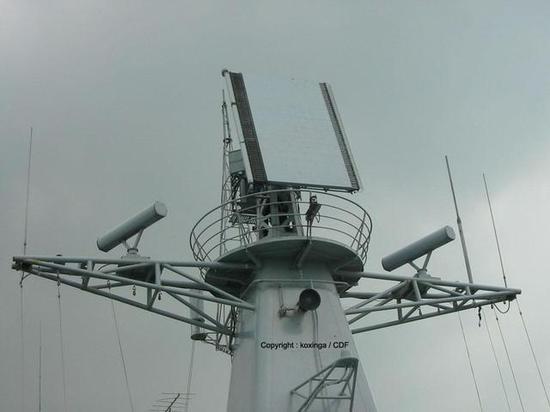 图片:深圳舰后桅的381甲型三坐标雷达特写