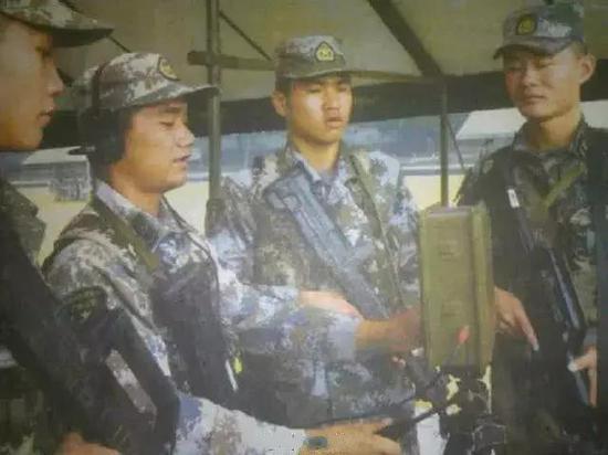 ▲解放军所装备的单兵地面监视雷达,