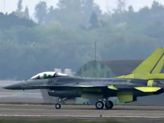 台军接收首架F-16V的照片