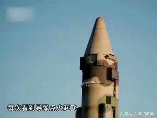 该旅的东风-21C导弹起竖画面