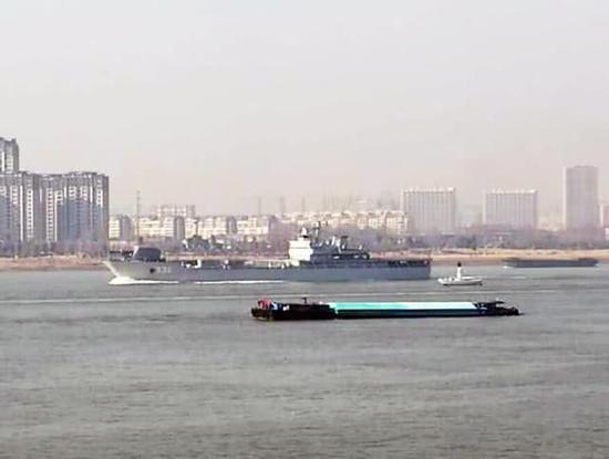 中国电磁炮试验舰出海打靶试验