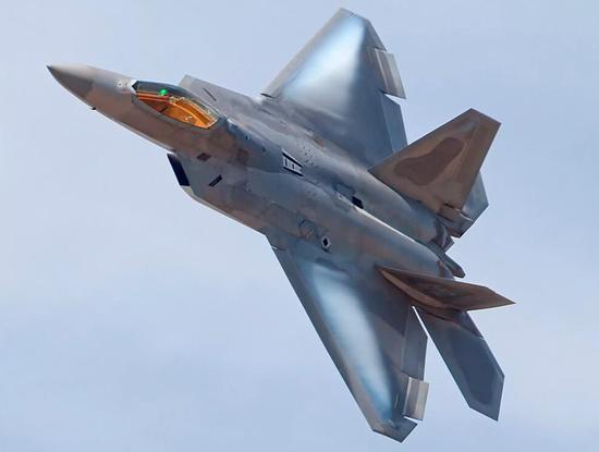 F-22非常不容易对付,隐身和高度敏捷性是两大护身符