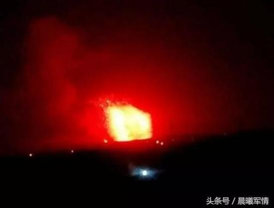 伊朗基地被炸时的火光