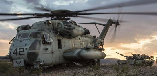 图为正在从CH-53E上接受燃油补给的美国海军陆战队M1A1主战坦克。