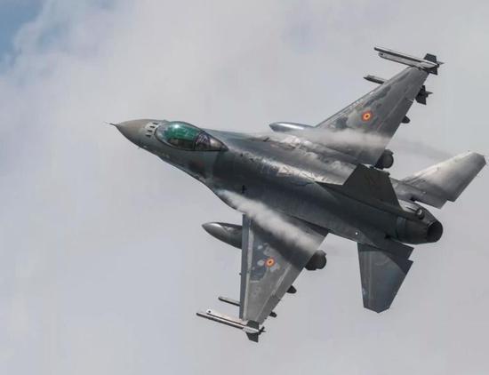 F-16战斗机真正代表了三代机设计的方向,这是一款完全按照能力机动理论设计的飞机