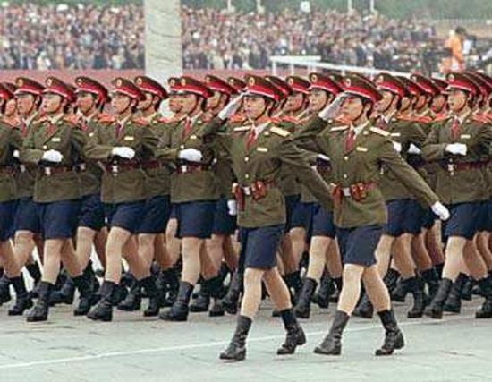 1999年阅兵上的女兵,已经换用大檐帽